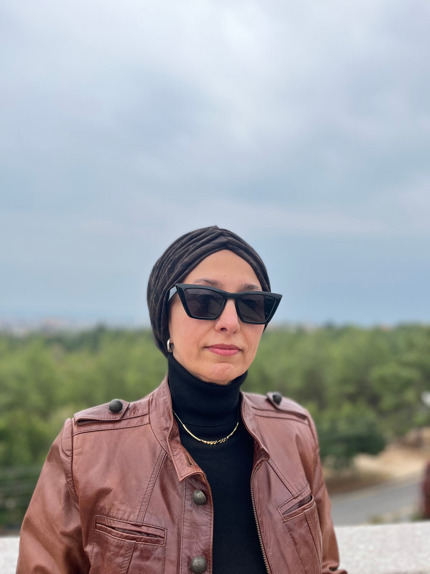 KAHVERENGİ JAKARLI BÜZGÜLÜ BONE