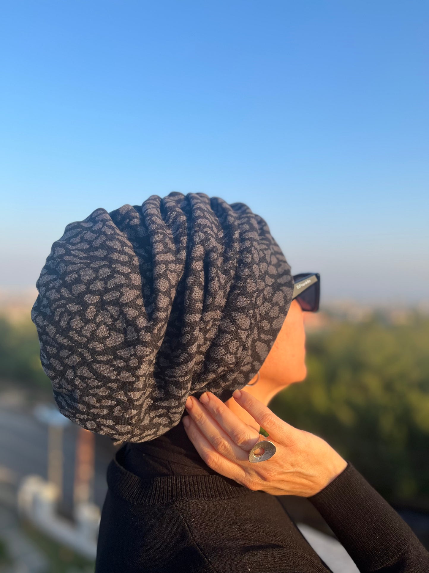 GRİ TRİKO BENEKLİ BÜZGÜLÜ BONE