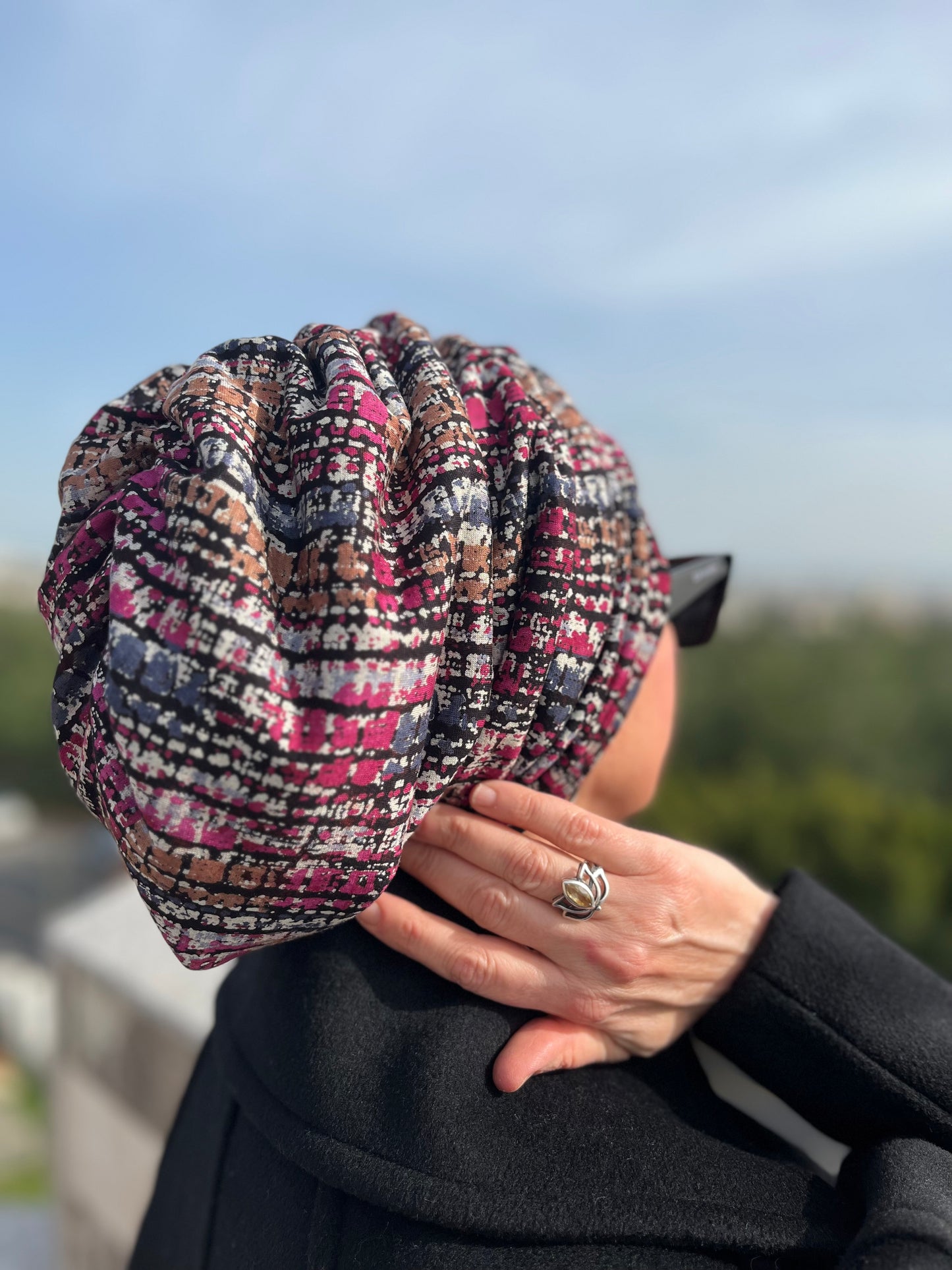 PEMBE DESEN MENEKŞE KUMAŞ BÜZGÜLÜ BONE