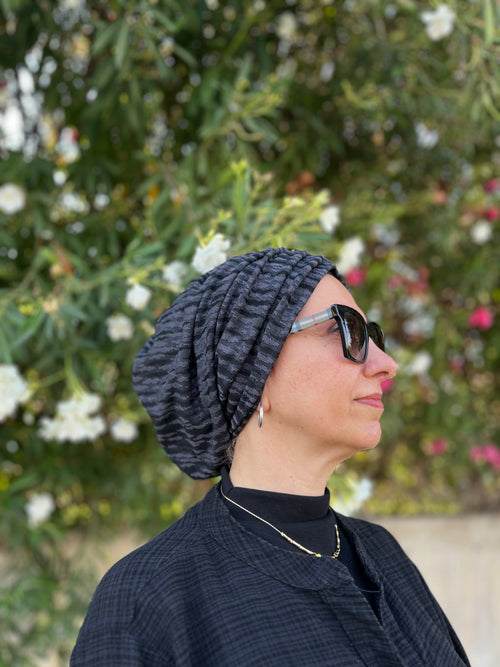 GECE GRİ JAKARLI BÜZGÜLÜ BONE