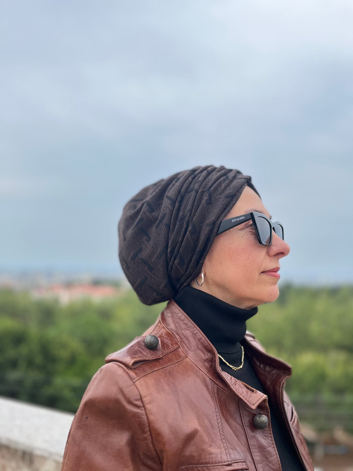 KAHVERENGİ JAKARLI BÜZGÜLÜ BONE