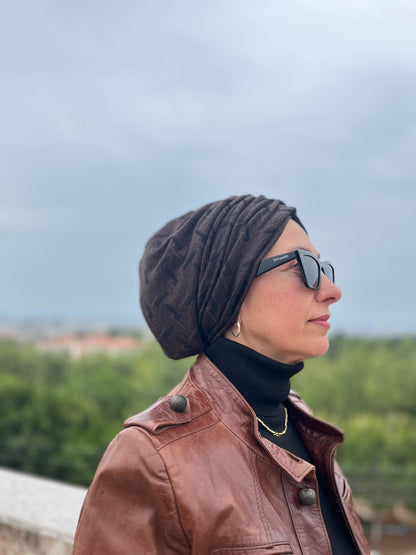 KAHVERENGİ JAKARLI BÜZGÜLÜ BONE