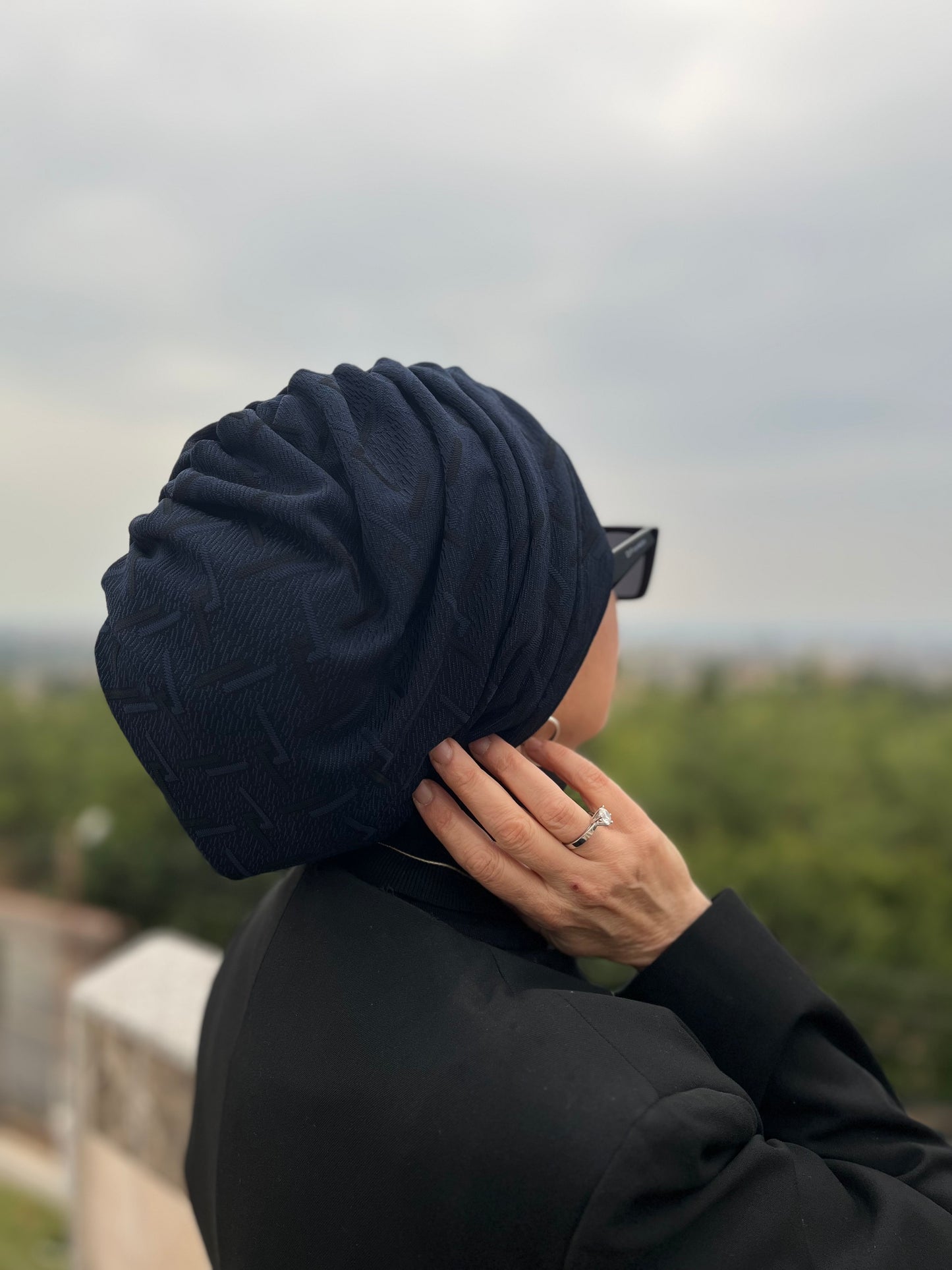 LACİVERT JAKARLI BÜZGÜLÜ BONE