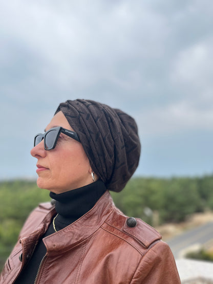 KAHVERENGİ JAKARLI BÜZGÜLÜ BONE