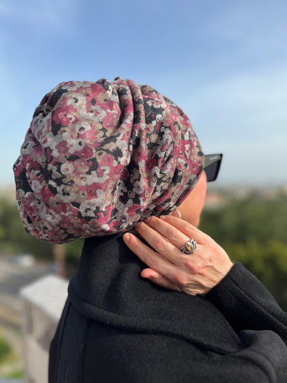 PEMBE ÇİÇEK DESENLİ MENEKŞE BÜZGÜLÜ BONE