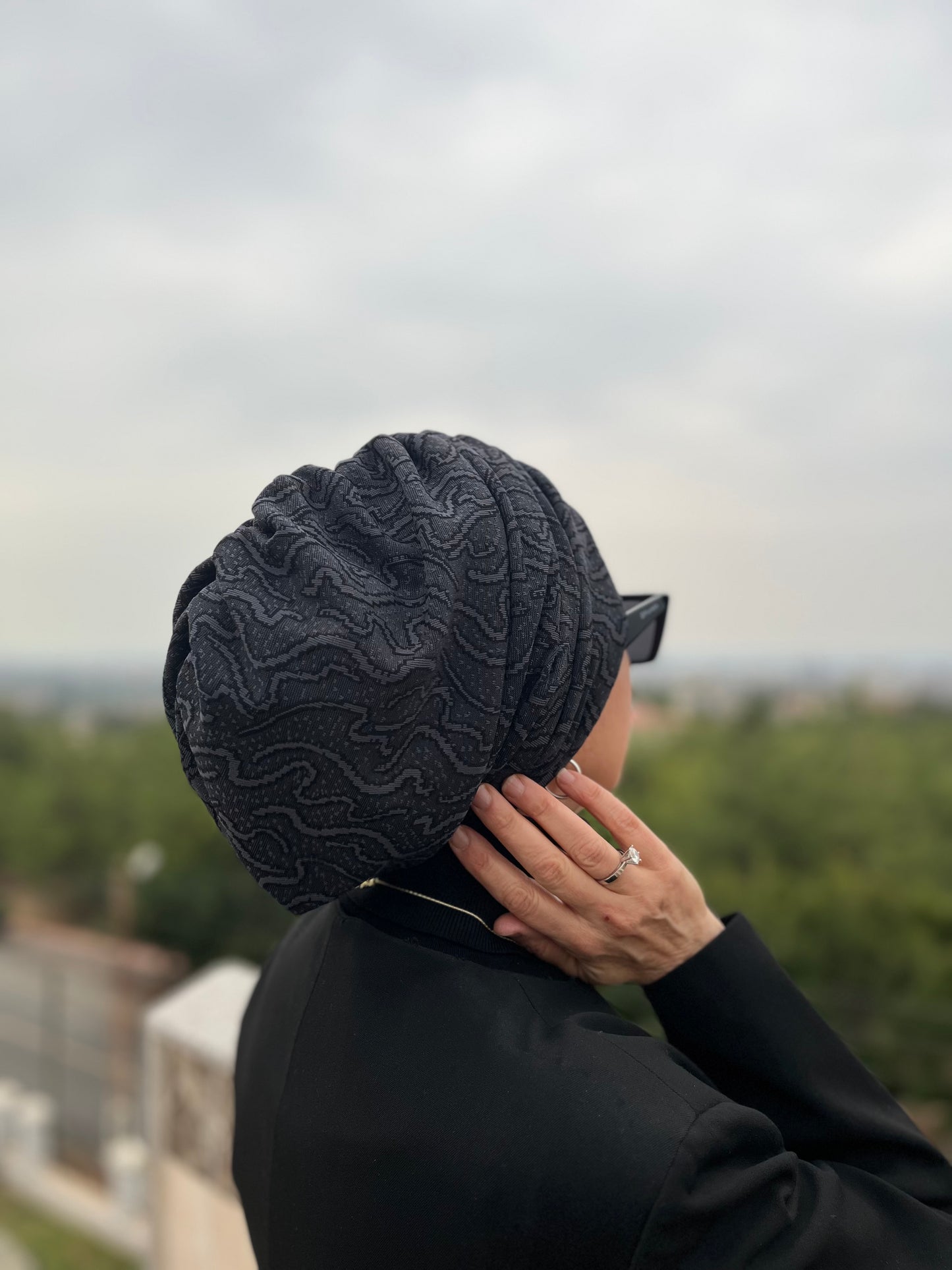 GRİ ŞAL DESEN JAKARLI BÜZGÜLÜ BONE