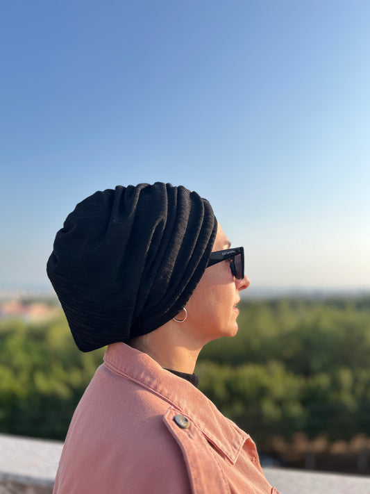 GECE SİYAH JAKARLI BÜZGÜLÜ BONE