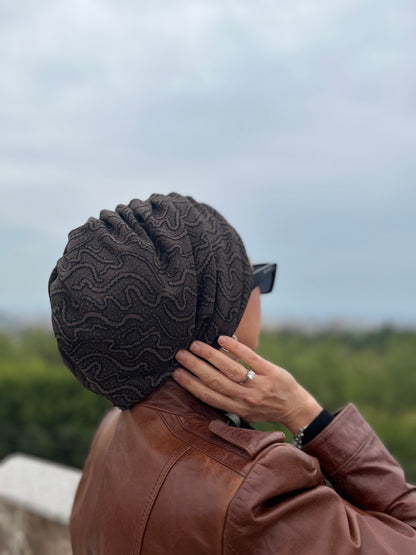 KAHVERENGİ ŞAL DESENJAKARLI BÜZGÜLÜ BONE