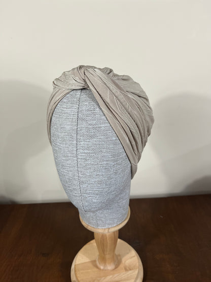 KREM KABARTMA DESENLİ SANDY BURGULU BONE