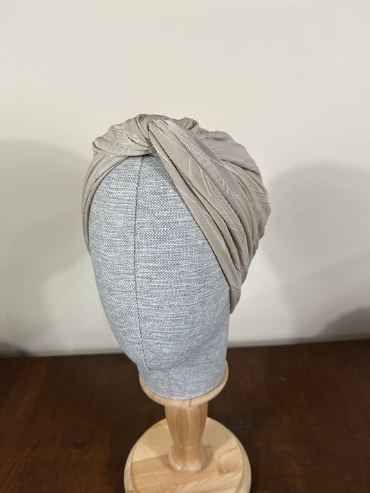 KREM KABARTMA DESENLİ SANDY BURGULU BONE