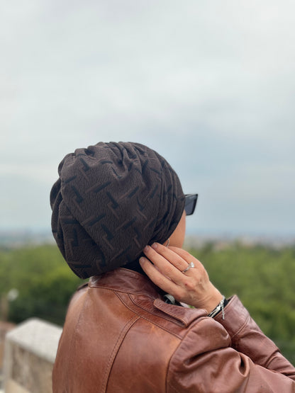 KAHVERENGİ JAKARLI BÜZGÜLÜ BONE