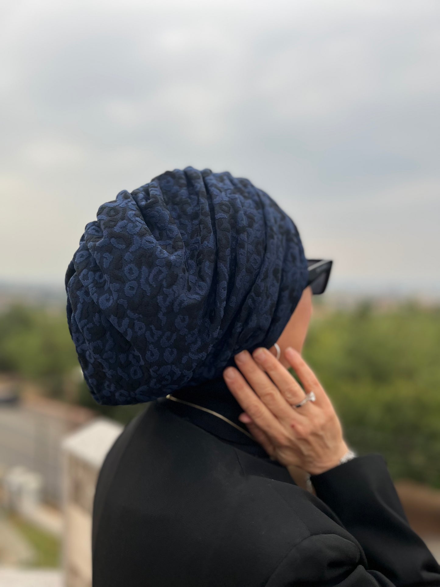 MAVİ DESENLİ JAKARLI BÜZGÜLÜ BONE