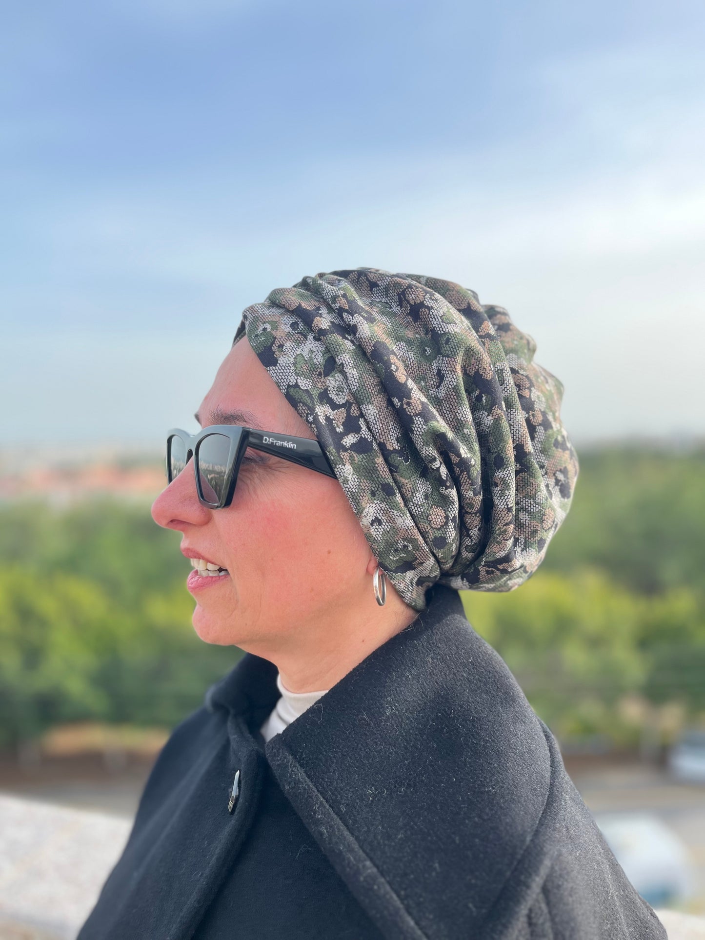 HAKİ ÇİÇEK DESENLİ MENEKŞE BÜZGÜLÜ BONE