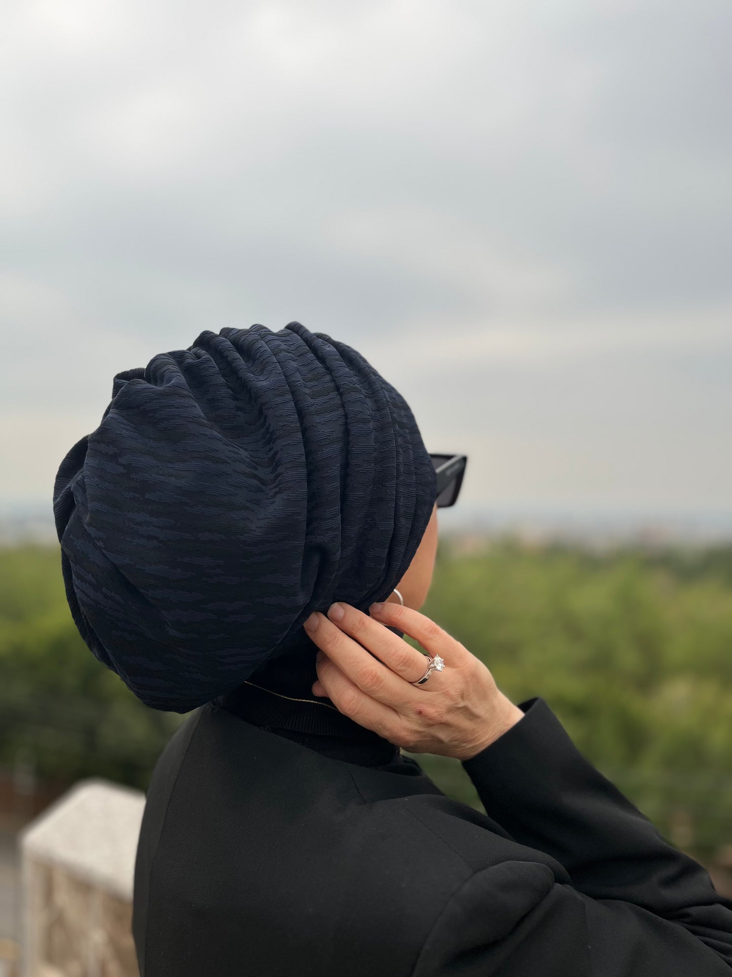 GECE LACİVERT JAKARLI BÜZGÜLÜ BONE