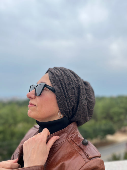 KAHVERENGİ ŞAL DESENJAKARLI BÜZGÜLÜ BONE