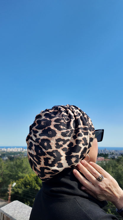 LEOPAR DESENLİ MENEKŞE KUMAŞ BÜZGÜLÜ BONE