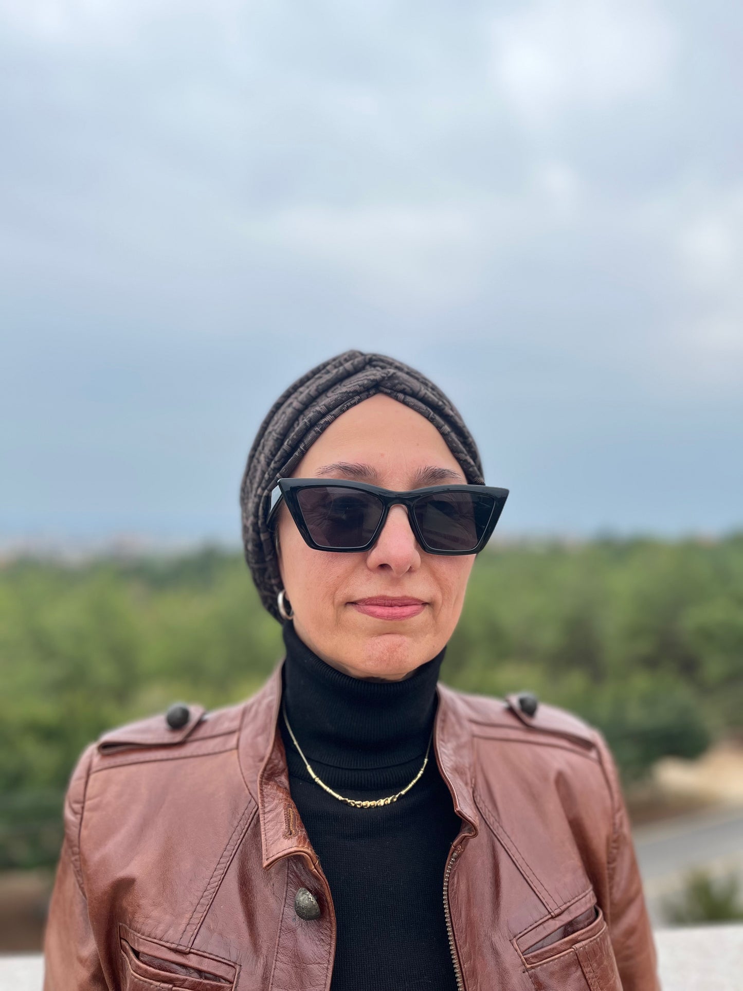 KAHVERENGİ ŞAL DESENJAKARLI BÜZGÜLÜ BONE