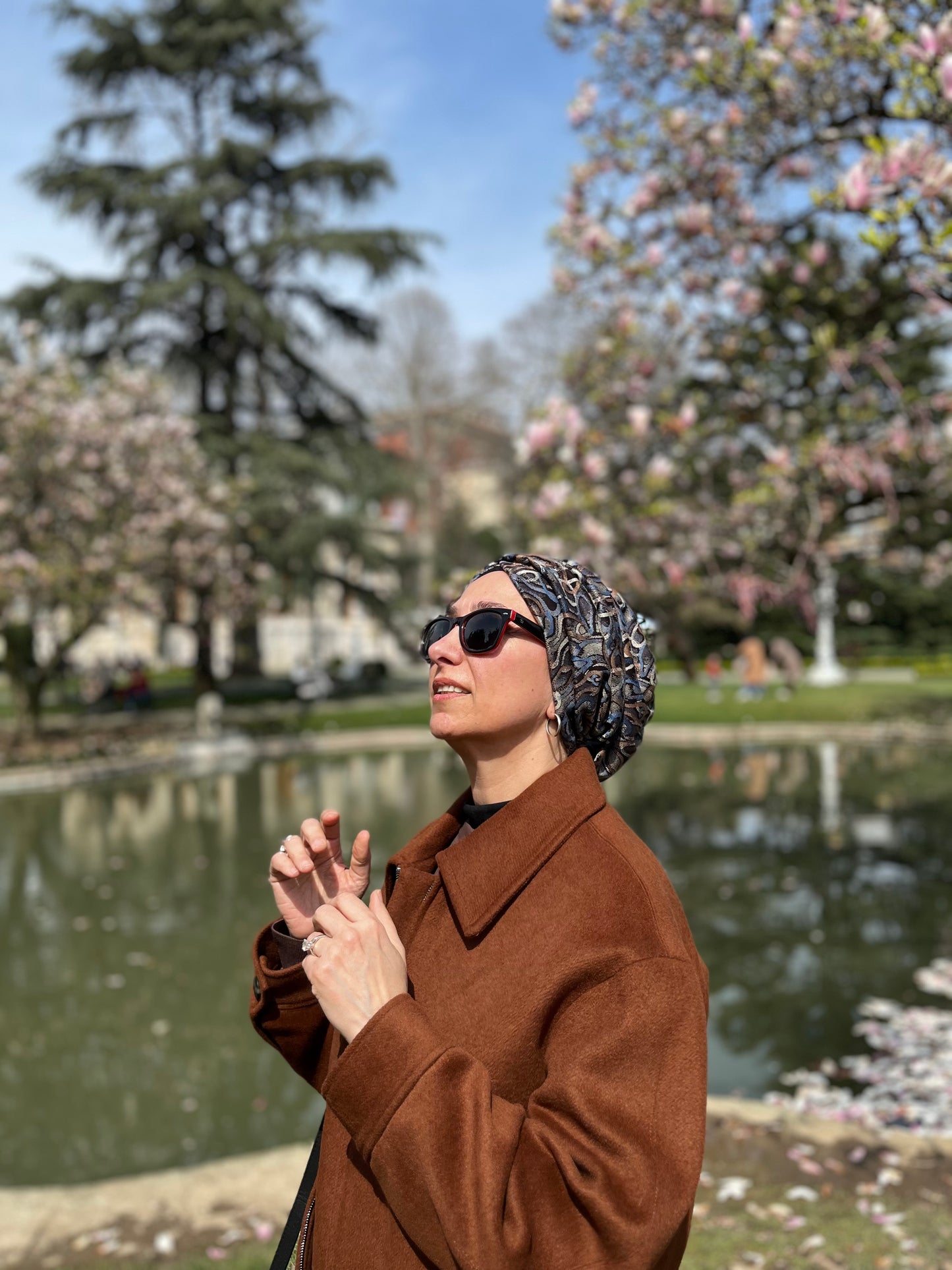 DERYA MENEKŞE KUMAŞ BÜZGÜLÜ BONE