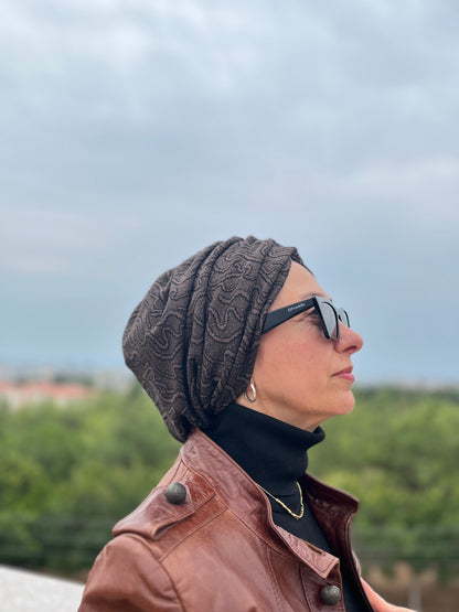 KAHVERENGİ ŞAL DESENJAKARLI BÜZGÜLÜ BONE