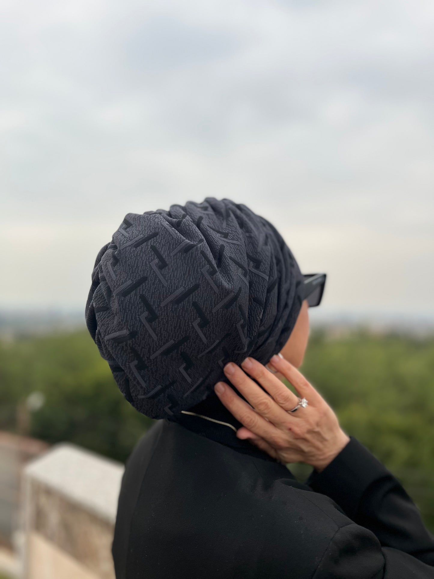 GRİ JAKARLI BÜZGÜLÜ BONE