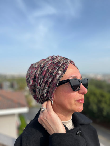 PEMBE ÇİÇEK DESENLİ MENEKŞE BÜZGÜLÜ BONE