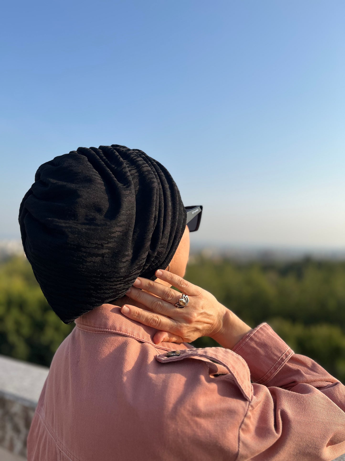 GECE SİYAH JAKARLI BÜZGÜLÜ BONE