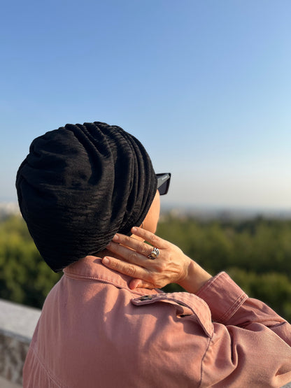 GECE SİYAH JAKARLI BÜZGÜLÜ BONE