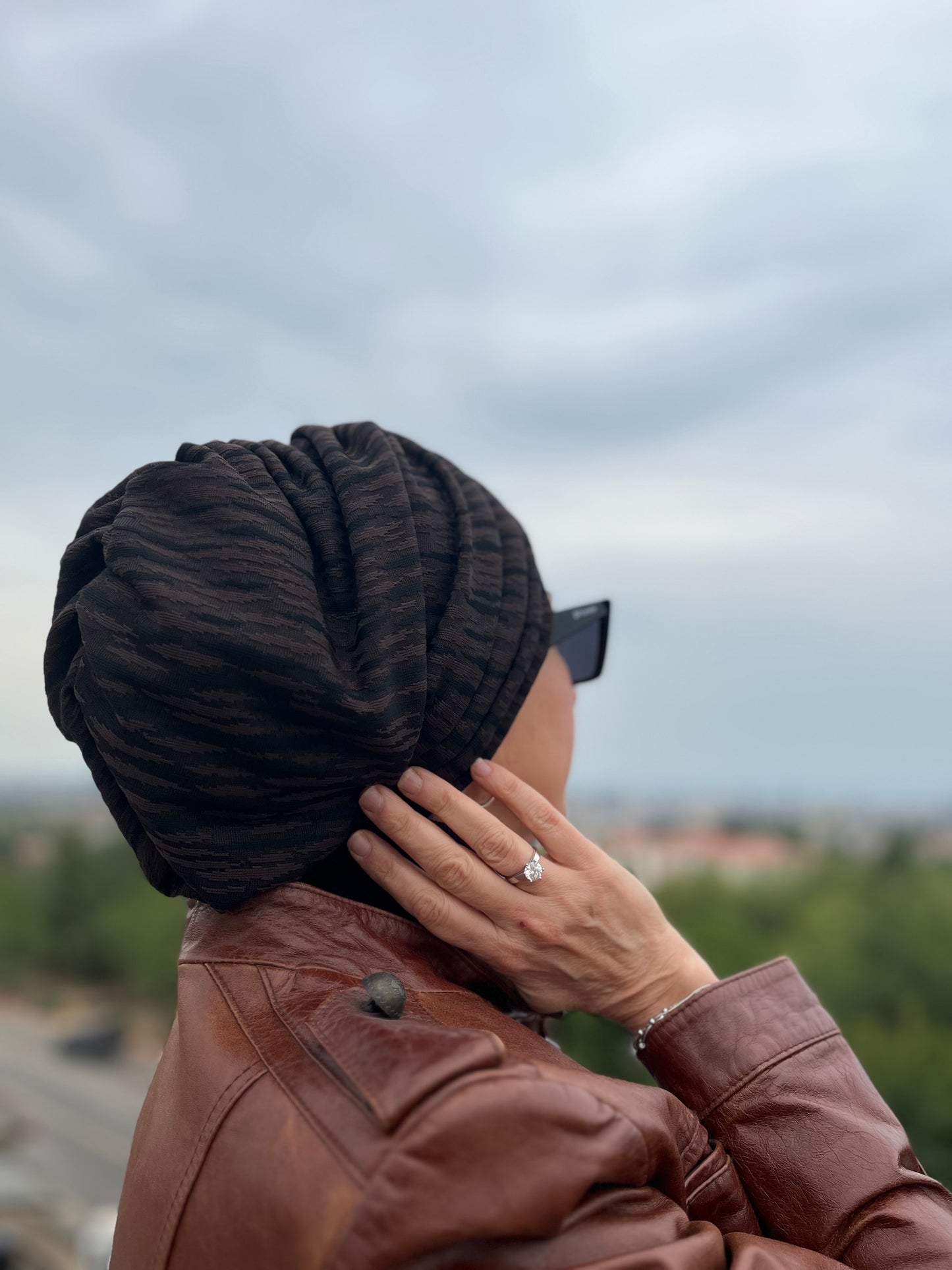 GECE KAHVERNEGİ JAKARLI BÜZGÜLÜ BONE