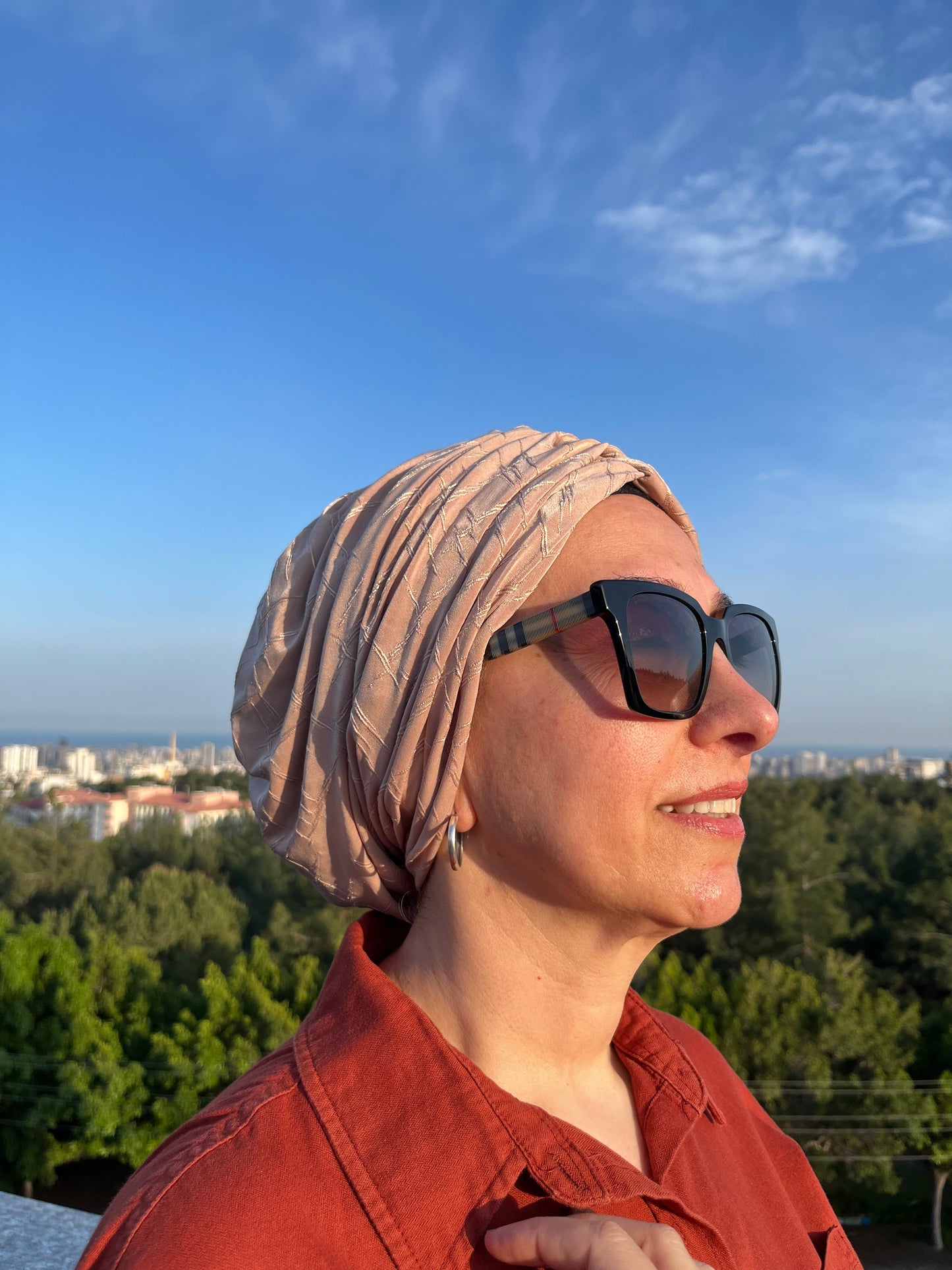 PUDRA KABARTMA DESENLİ SANDY BÜZGÜLÜ BONE