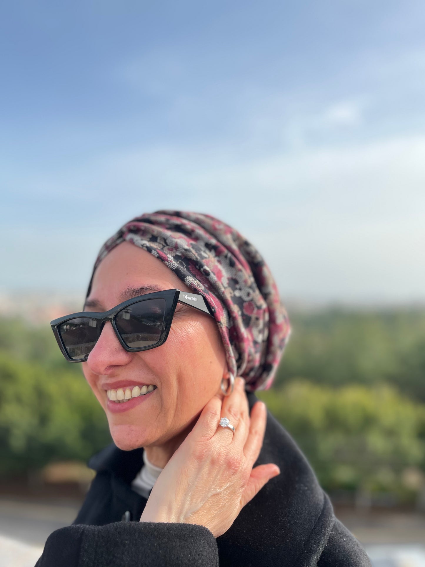 PEMBE ÇİÇEK DESENLİ MENEKŞE BÜZGÜLÜ BONE