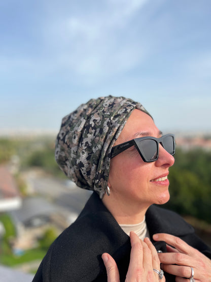 HAKİ ÇİÇEK DESENLİ MENEKŞE BÜZGÜLÜ BONE