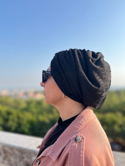 GECE SİYAH JAKARLI BÜZGÜLÜ BONE