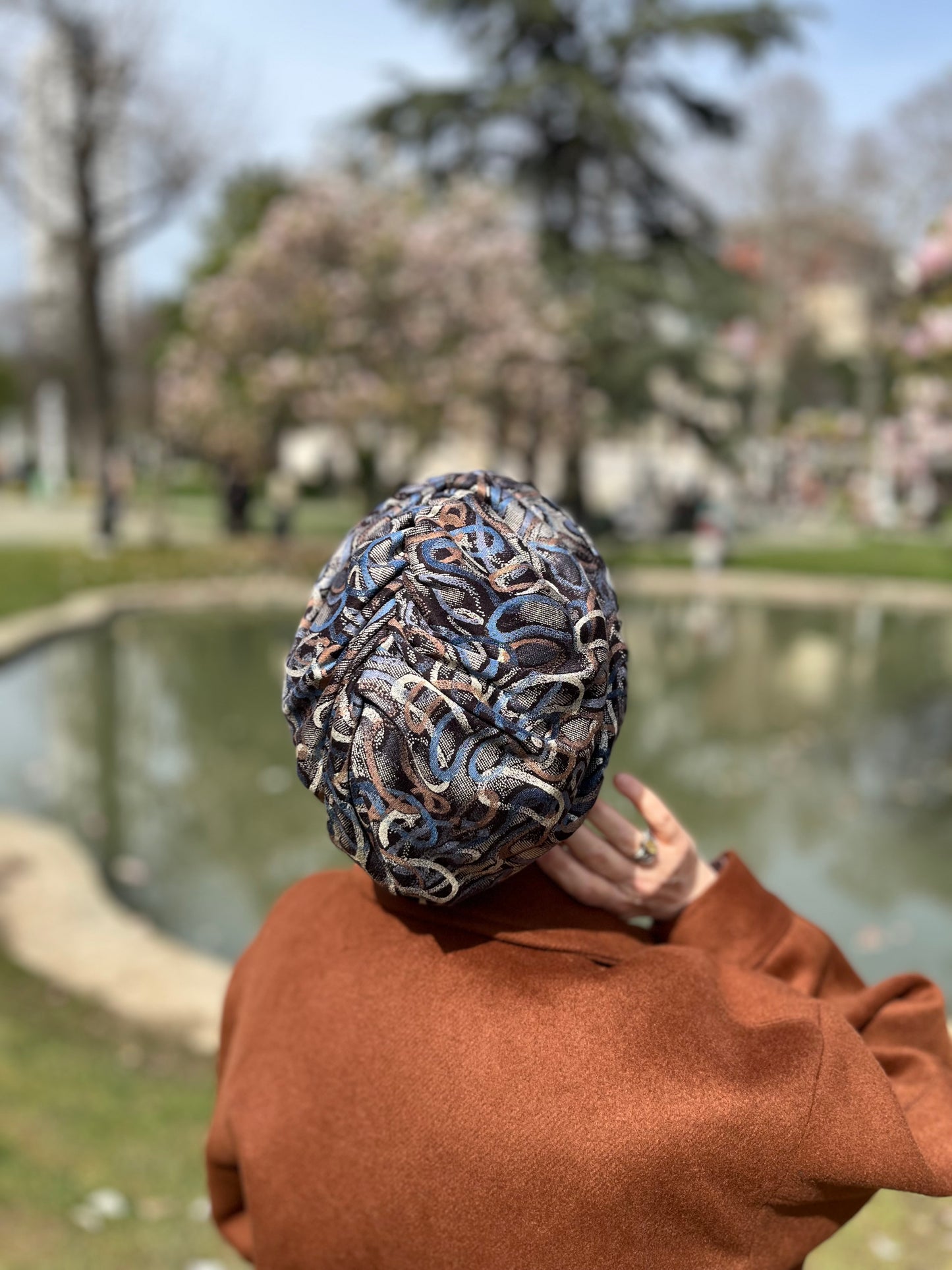 DERYA MENEKŞE KUMAŞ BÜZGÜLÜ BONE