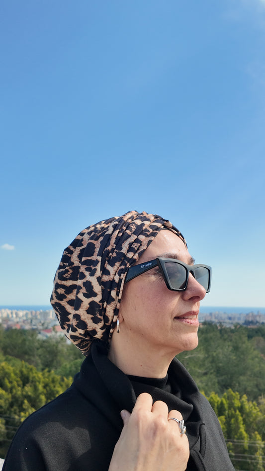 LEOPAR DESENLİ MENEKŞE KUMAŞ BÜZGÜLÜ BONE