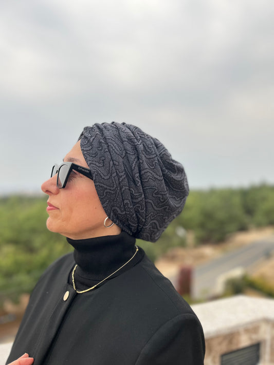 GRİ ŞAL DESEN JAKARLI BÜZGÜLÜ BONE