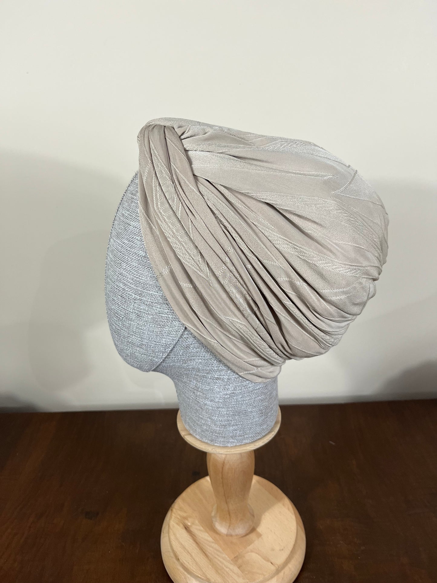 KREM KABARTMA DESENLİ SANDY BURGULU BONE