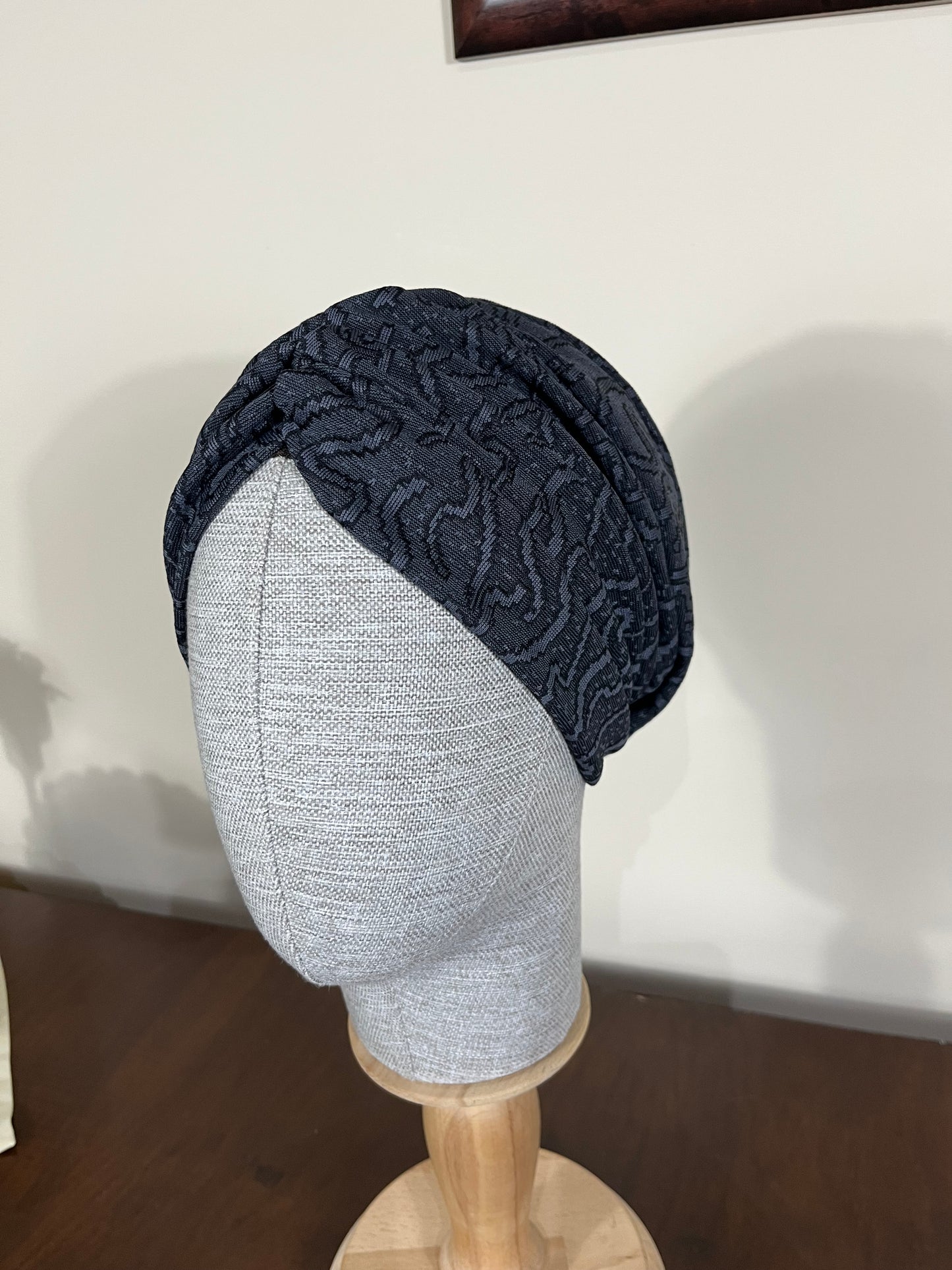 GRİ ŞAL DESEN JAKARLI BURGULU BONE