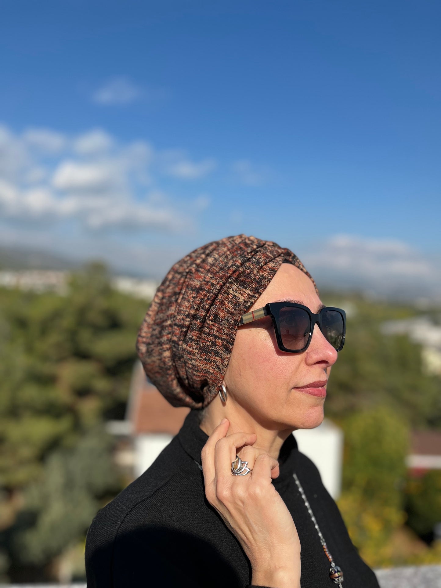 KAHVERENGİ DESENLİ DURU BÜZGÜLÜ BONE