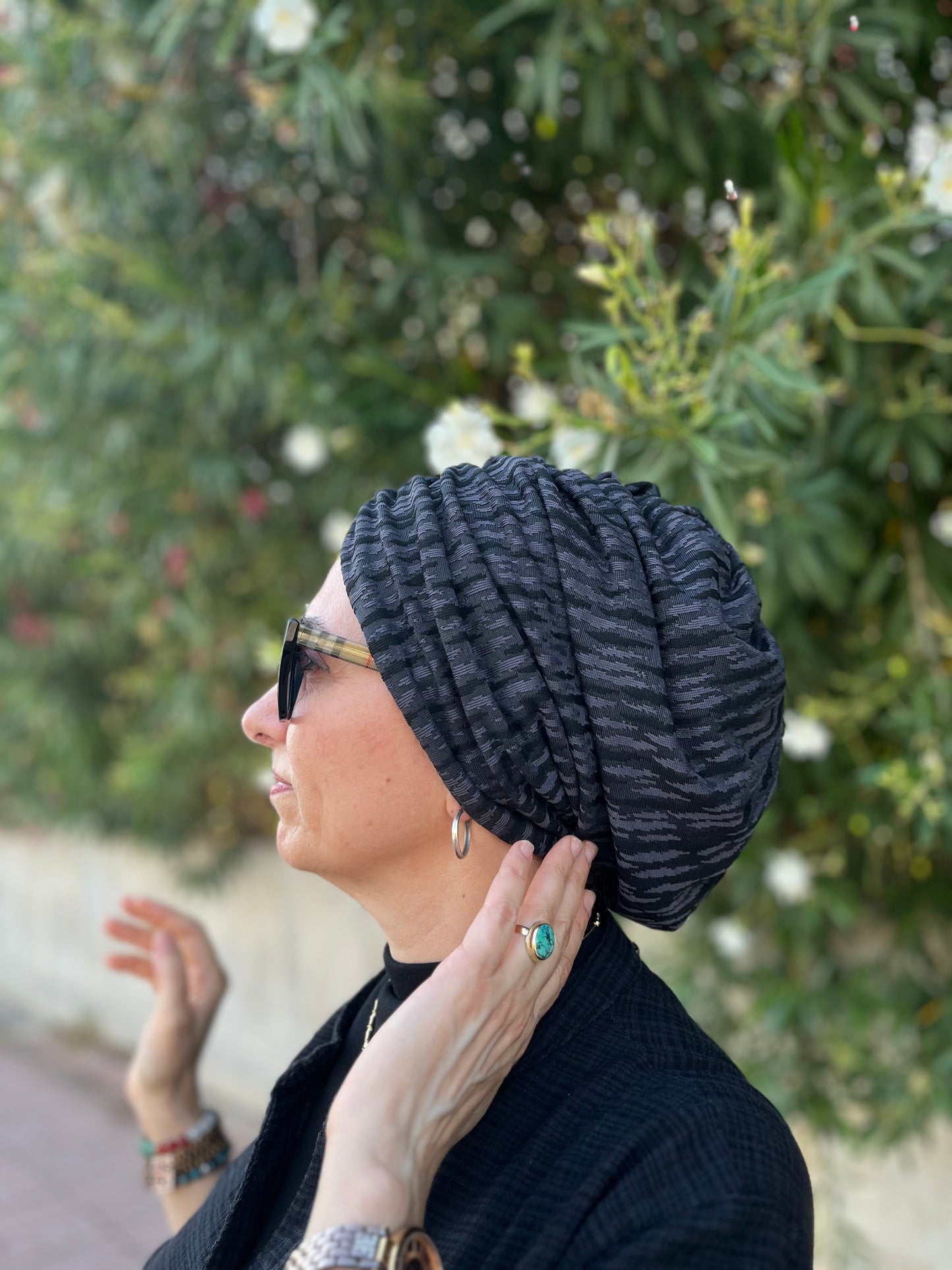 GECE GRİ JAKARLI BÜZGÜLÜ BONE