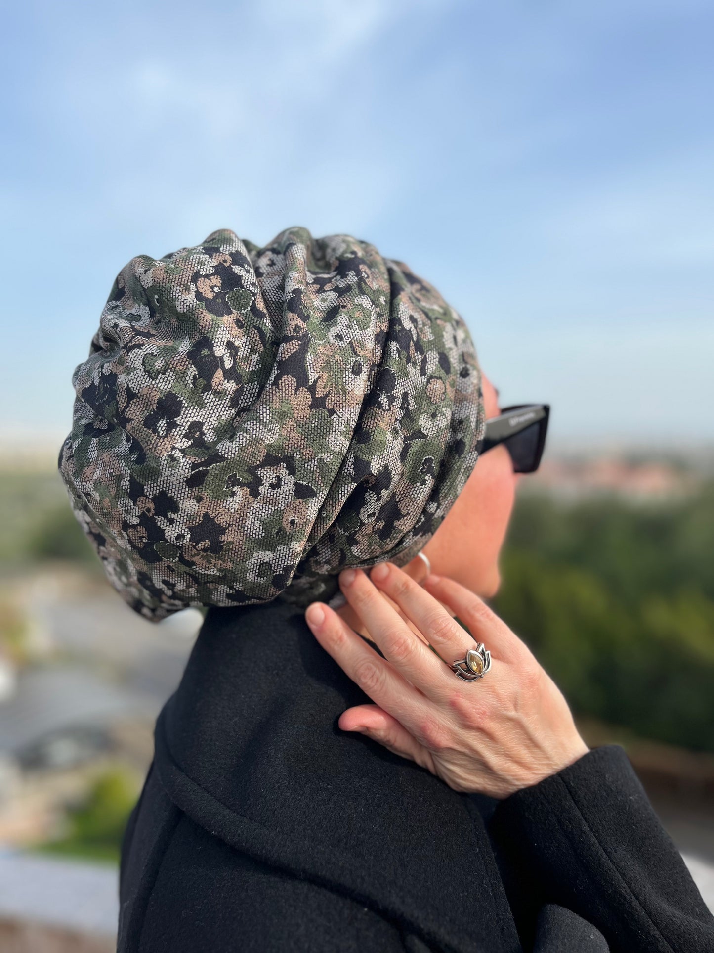 HAKİ ÇİÇEK DESENLİ MENEKŞE BÜZGÜLÜ BONE